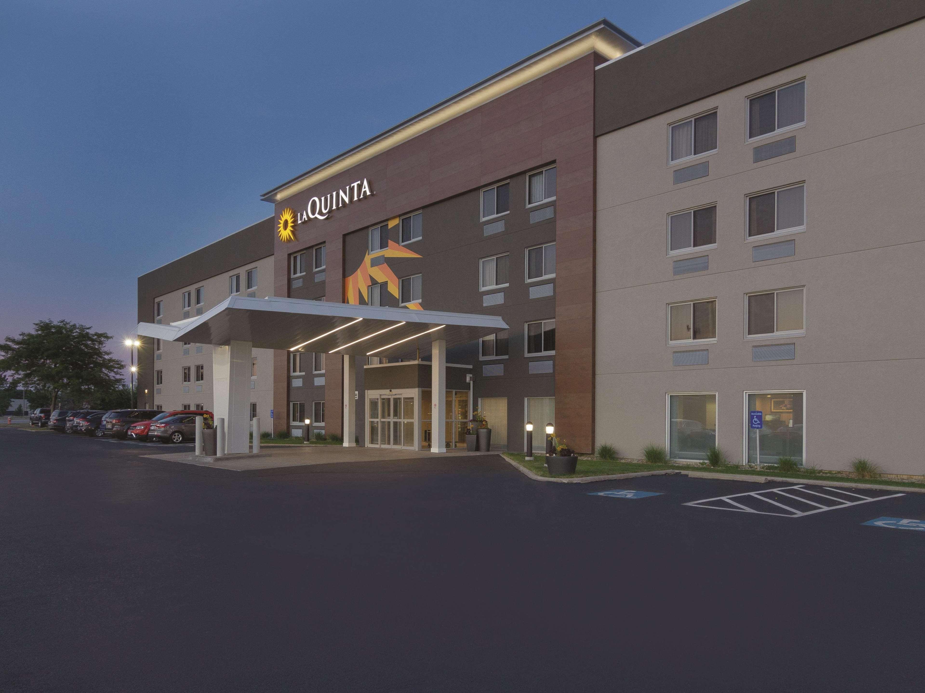 La Quinta By Wyndham Cleveland - Airport North Hotel Exterior foto